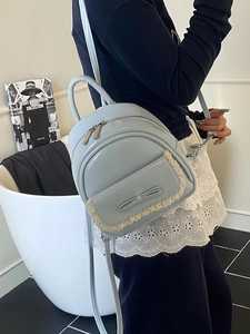 Mini Hellblauer Rucksack aus Lackleder mit Spitzenbesatz und süßer Schleifenverzierung