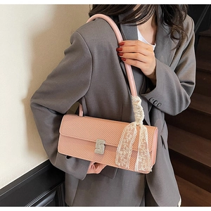 Borsa a spalla rosa testurizzata con fibbia in cristallo argento e nastro di pizzo