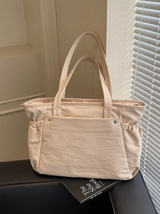 Grand sac cabas en nylon beige avec poches latérales à cordon et poignées pour les déplacements