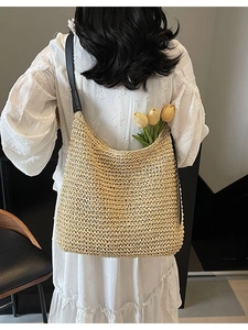 Grande borsa tote in paglia con tracolle nere e trama intrecciata per le vacanze al mare