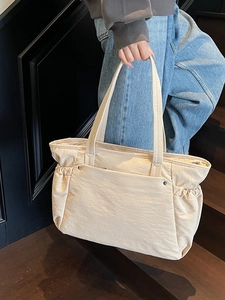 Grand sac cabas en nylon crème avec texture plissée et poches latérales pour le quotidien