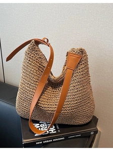 Grande borsa a tracolla in paglia con cinturino in pelle marrone per vacanze mare