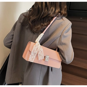 Borsa baguette rosa con trama intrecciata, fibbia argento e nastro di pizzo decorativo
