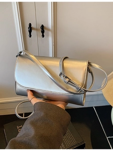 Minimalistische kleine vierkante crossbodytas van zilver metaal met verstelbare riem