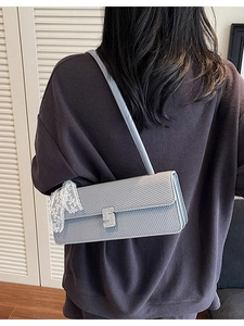 Borsa a spalla azzurra intrecciata con fibbia argento e fiocco in pizzo bianco decorato