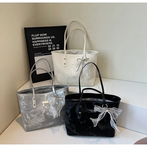 Detailansicht der Falten-Samt-Tote-Bags mit Organza-Schleifen und edlem Perlenschmuck