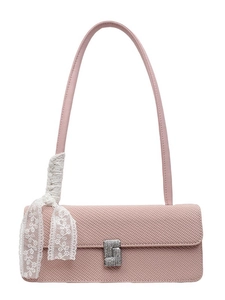 Borsa a tracolla rosa strutturata con fibbia diamantata e fiocco in pizzo floreale