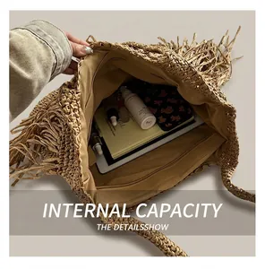 Capacité interne du sac cabas en paille à franges, avec tablette et cosmétiques