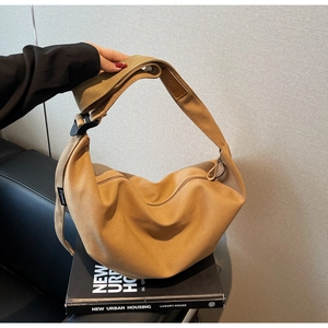 Detail of khaki hobo bag showing adjustable wide strap and Ziyouse brand woven label