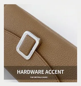 Detail einer braunen Tasche aus Litschileder mit rechteckiger silberner Metallschnalle