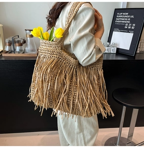 Détail de la texture tissée à la main et du design à franges de ce grand sac cabas