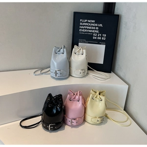 Détails des sacs seaux en couleurs variées avec cordon et boucle à la base du sac