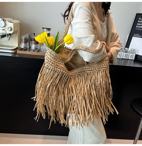 Gros plan du grand sac cabas tissé avec des franges et des tulipes jaunes