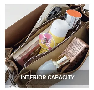 Innenansicht der braunen Leder-Schultertasche mit mehreren Fächern und praktischem Stauraum