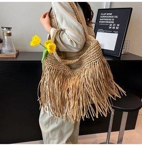 Détail d'un sac en paille bohème avec de longues franges pour les vacances d'été