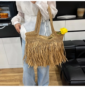Gros plan sur un grand sac cabas bohème tissé à franges pour la plage et les vacances