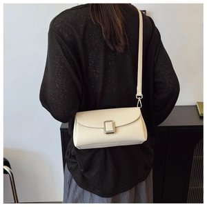 Detailansicht der cremeweißen Schultertasche aus genarbtem Leder mit Schnalle