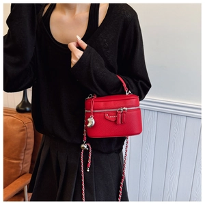 Detail der roten Box-Tasche aus Leder mit Lychee-Muster, Silberkette und Tragegriff