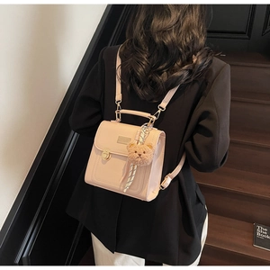Dettaglio borsa e zaino 2-in-1 rosa chiaro con ciondolo a forma di orso su modella