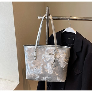 Detailansicht der silbernen Marmor-Tote-Bag mit Organza-Schleife und Perlenbesatz