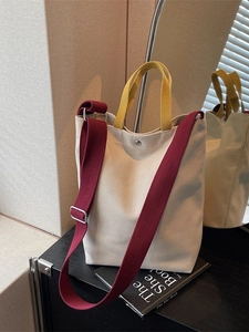 Sac fourre-tout minimaliste en toile beige avec anses jaunes et bandoulière bordeaux chic