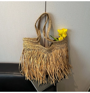 Détails des franges bohèmes sur ce sac de plage en paille fait à la main pour femmes
