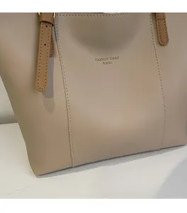 Gros plan sur le cabas beige en similicuir avec texture fine et boucle dorée