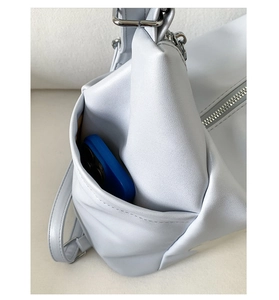 Détail de la poche latérale du cabas bleu clair avec smartphone et boucle