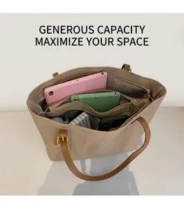 Vue de dessus du sac cabas beige montrant l'intérieur à compartiments pour ordinateur
