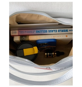 Vue détaillée de l'intérieur spacieux avec ordinateur et objets dans le sac cabas