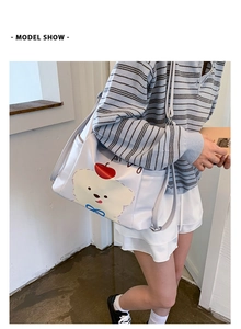 Détail du cabas blanc motif ours montrant la poche latérale et la texture simili cuir