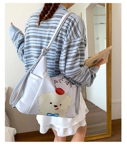 Détail du sac cabas blanc à motif Apple Dog avec bandoulière large et réglable