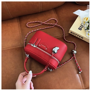 Rote Leder-Box-Tasche mit Lychee-Muster, Silberkette und Herzanhänger-Detail