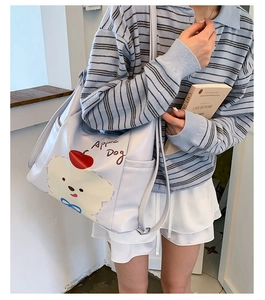 Détail du grand sac cabas bleu clair avec ours de dessin animé et poches latérales