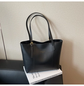 Détail du sac cabas en cuir PU noir avec boucle dorée et logo Fashion Trend