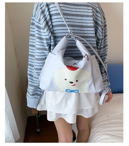 Détail du sac cabas blanc avec motif d'ours mignon et bandoulière amovible réglable