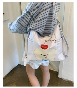 Détail du sac fourre-tout Art Dog avec bretelles réglables porté par un mannequin