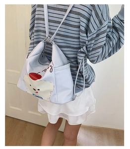 Vue détaillée du dos d'un sac à dos mignon avec motifs de dessins animés de chiens