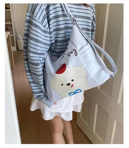 Détail du sac fourre-tout en toile bleu clair avec motif chien et bandoulière réglable
