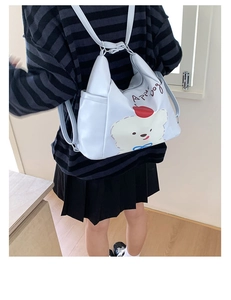 Détail du sac cabas bleu clair en cuir avec imprimé mignon Apple Dog et bandoulière