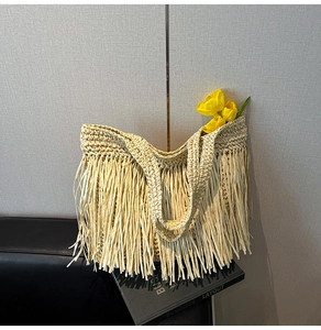 Vue détaillée du sac cabas au crochet beige avec de longues franges et texture