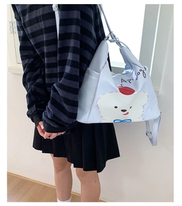 Sac fourre-tout avec dessin de chien mignon porté à l'épaule sur fond intérieur minimaliste