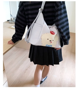 Détail du sac à bandoulière gris avec motif ours mignon et sangle réglable