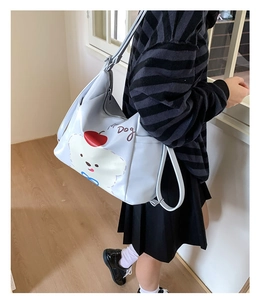 Détail du sac cabas bleu avec motif chien montrant la vue latérale et la bandoulière