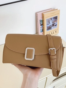 Braune Schultertasche aus Litschi-Leder mit silberner Schnalle und Gurtband
