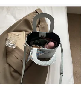 Dettaglio della borsa a secchiello azzurra motivo lychee con interno ampio e sciarpa