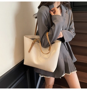 Sac fourre-tout Fashion Souke beige avec anses marron et boucles dorées chic