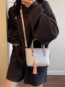 New Chinese-style jacquard bucket bag with pink leather trim and tassel detail