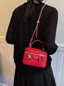 Stilvolle rote Box-Tasche aus Leder mit Kettenriemen und Herzanhänger für Damen