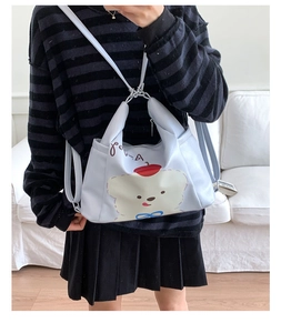 Détail du sac cabas chiot violet clair avec bandoulière porté par un mannequin en tenue